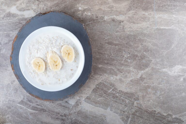 tranches-de-banane-sur-une-assiette-de-riz-sur-le-fond-de-marbre